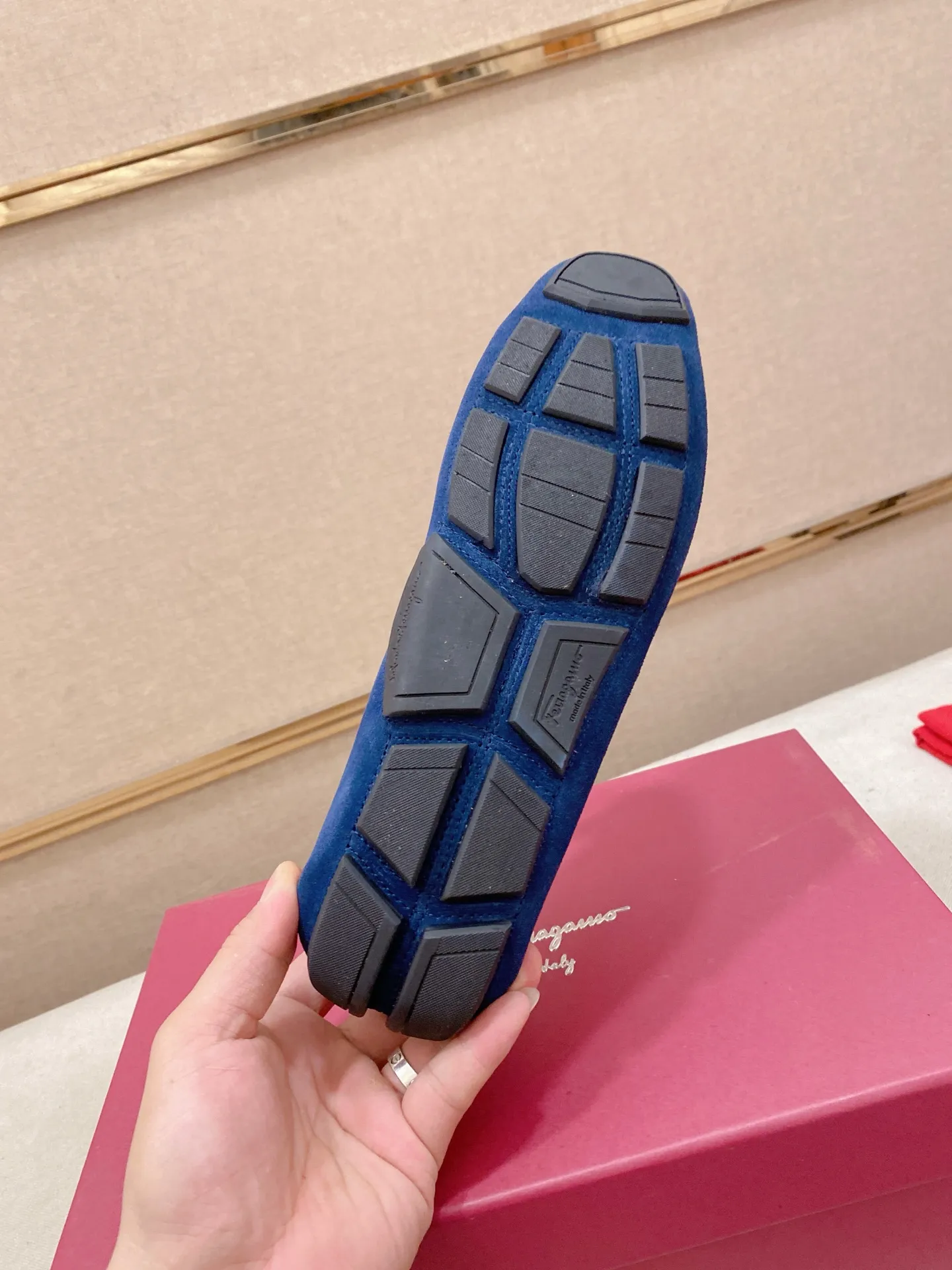 Factory price: 540💰High-end quality! Ferragamo🆕🆕Exclusive hot-selling products in stock🔥🔥New products on the shelves, high-quality Ferragamo men's pea shoes, high-end casual driving shoes, with complete packaging! 💪 💪 Material: imported suede cowhide 🐂 + imported high-quality water-dyed cowhide lining + wear-resistant outsole 👍🏻👍🏻 Features: high-end and comfortable, purely handmade 🚀 🚀 Create the perfect shoe that suits you best 🔥 🔥 Size: (38-44) 45 standard size can be customized!